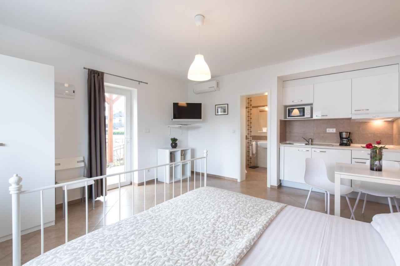 Apartmani Laura Krk Krk Town Exterior photo