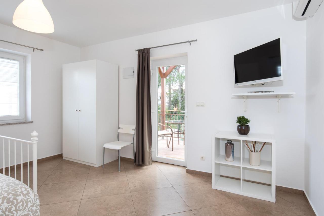 Apartmani Laura Krk Krk Town Exterior photo