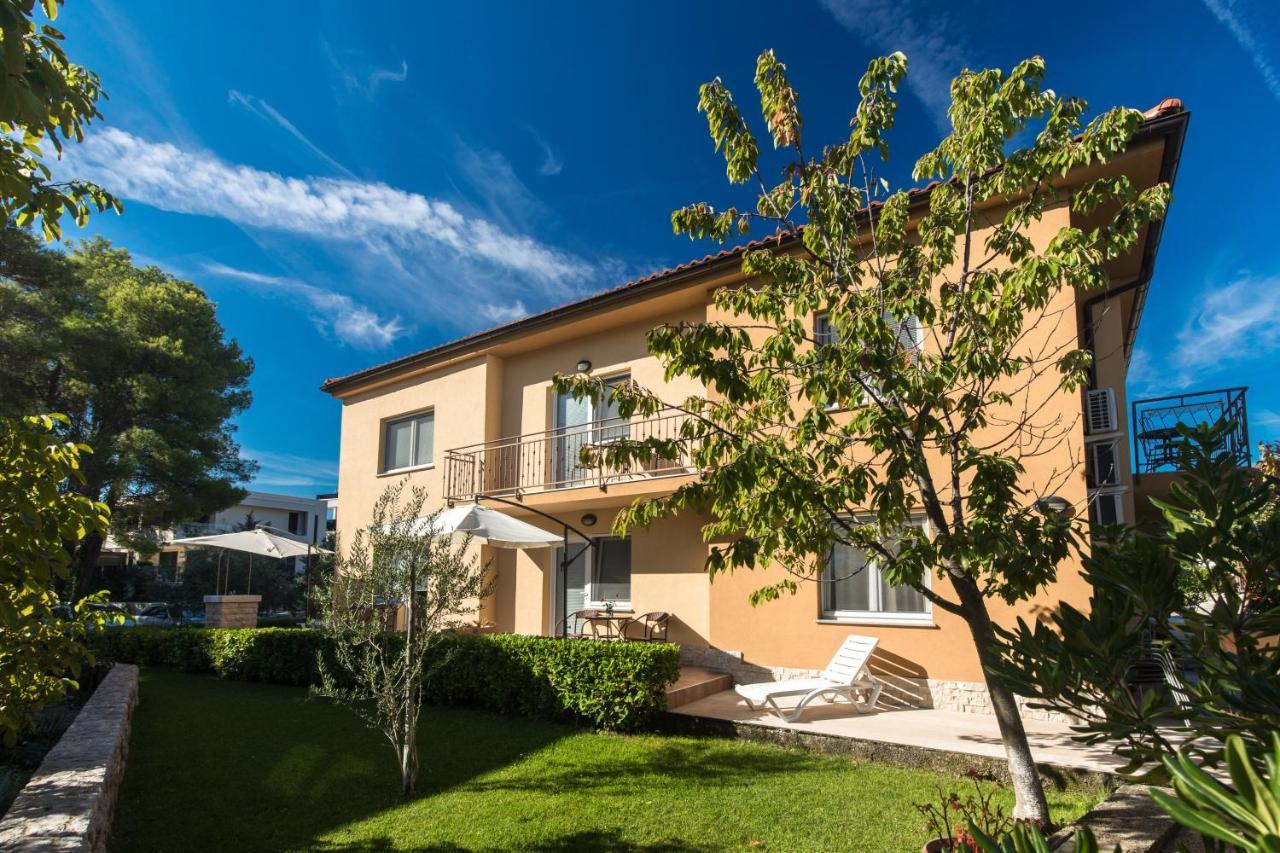 Apartmani Laura Krk Krk Town Exterior photo