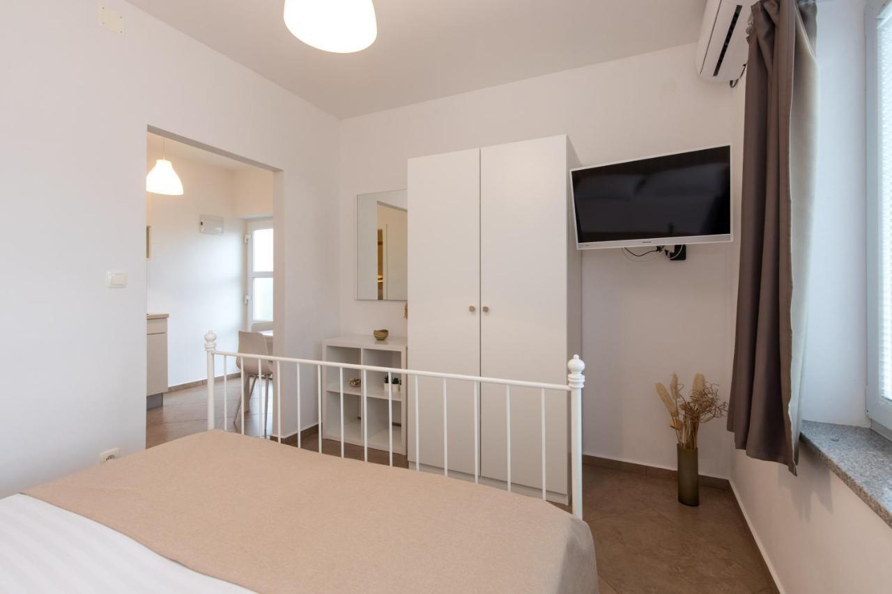 Apartmani Laura Krk Krk Town Exterior photo