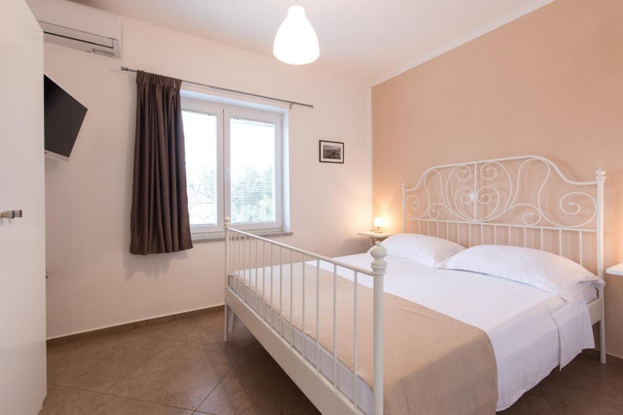 Apartmani Laura Krk Krk Town Exterior photo