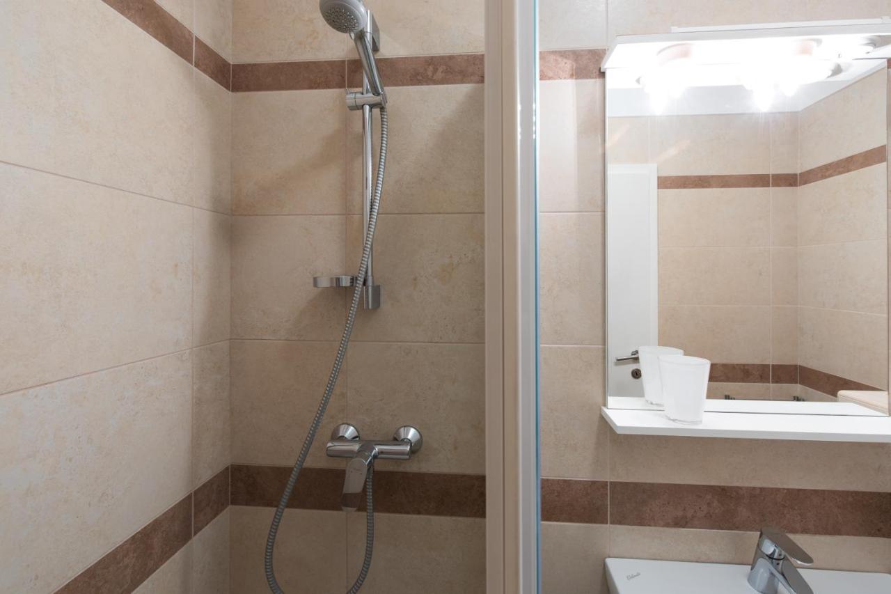 Apartmani Laura Krk Krk Town Exterior photo