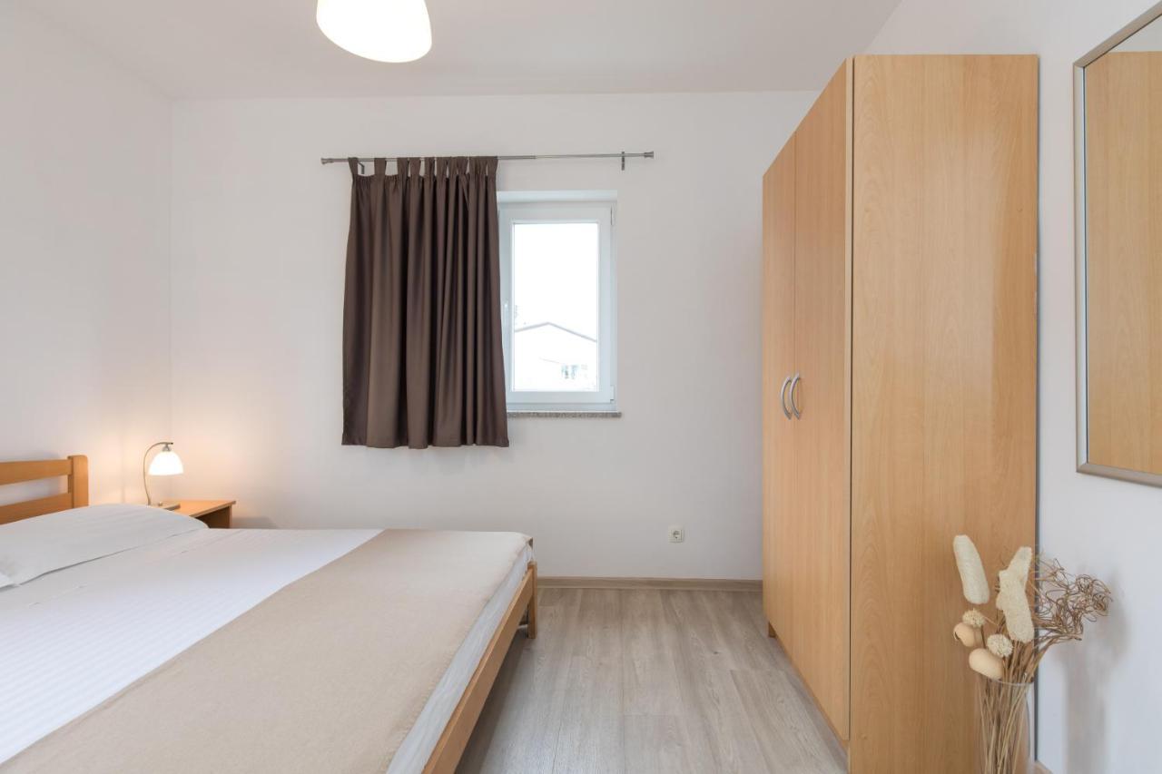 Apartmani Laura Krk Krk Town Exterior photo