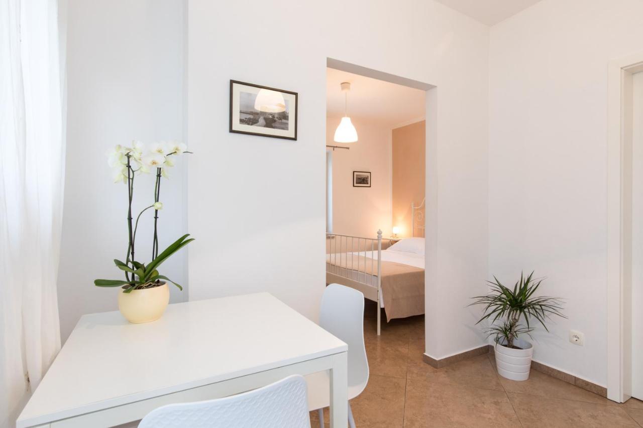 Apartmani Laura Krk Krk Town Exterior photo