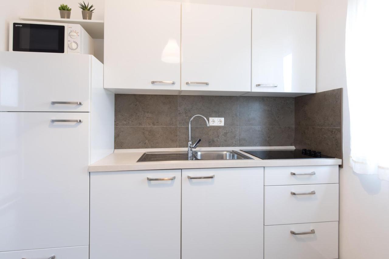 Apartmani Laura Krk Krk Town Exterior photo