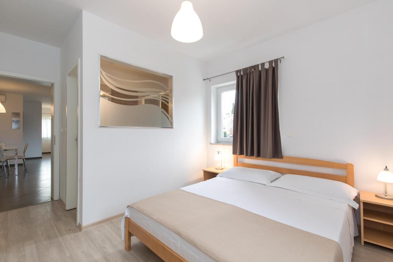 Apartmani Laura Krk Krk Town Exterior photo