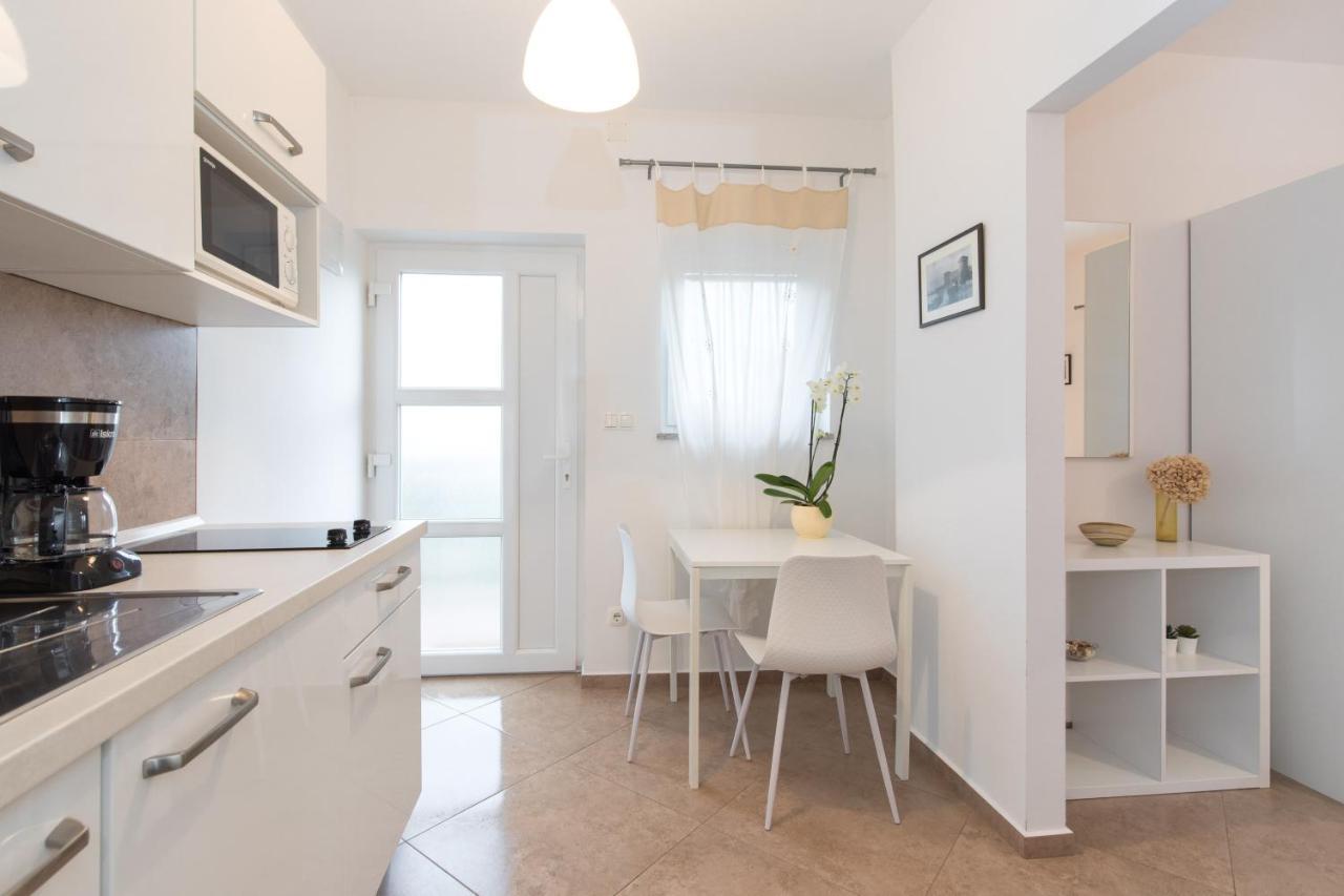 Apartmani Laura Krk Krk Town Exterior photo