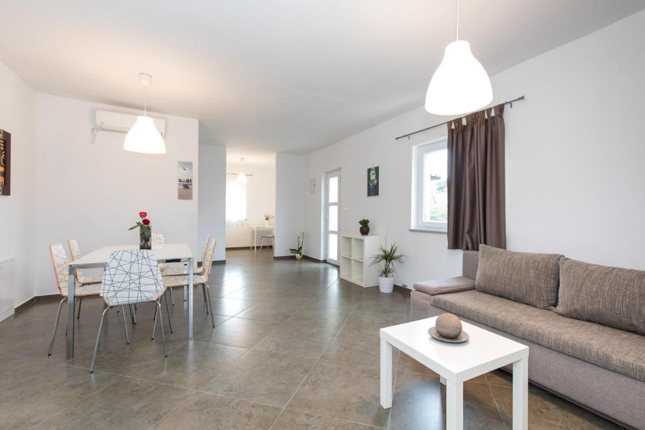 Apartmani Laura Krk Krk Town Exterior photo