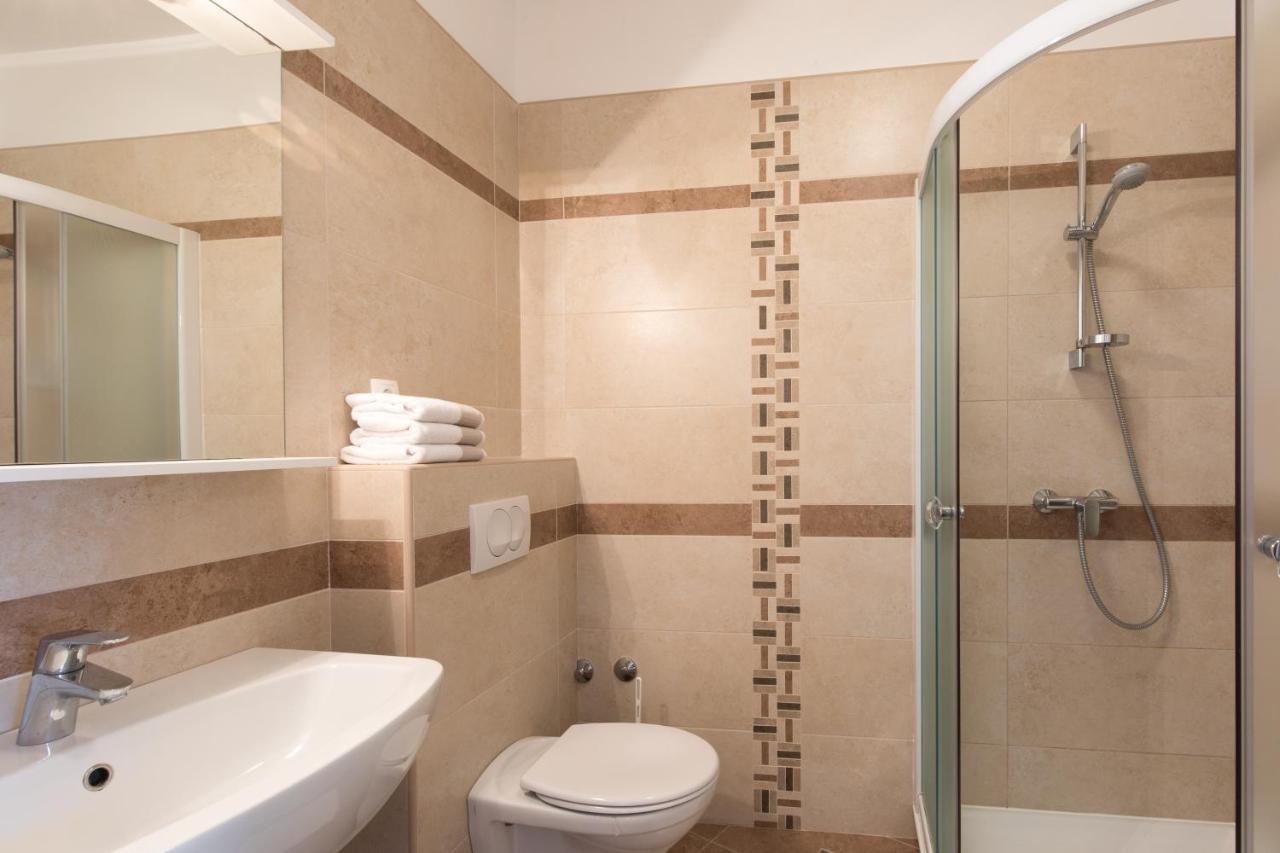 Apartmani Laura Krk Krk Town Exterior photo
