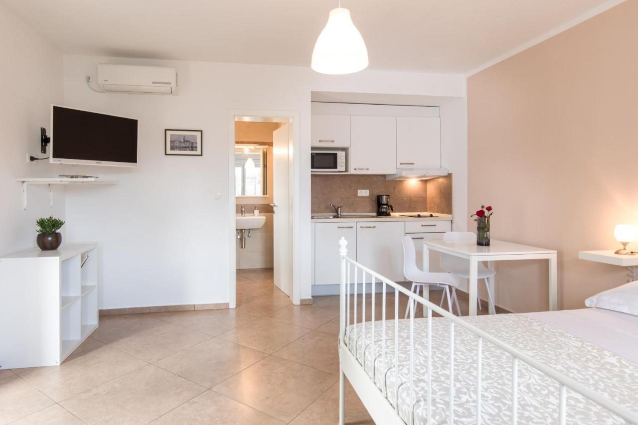 Apartmani Laura Krk Krk Town Exterior photo