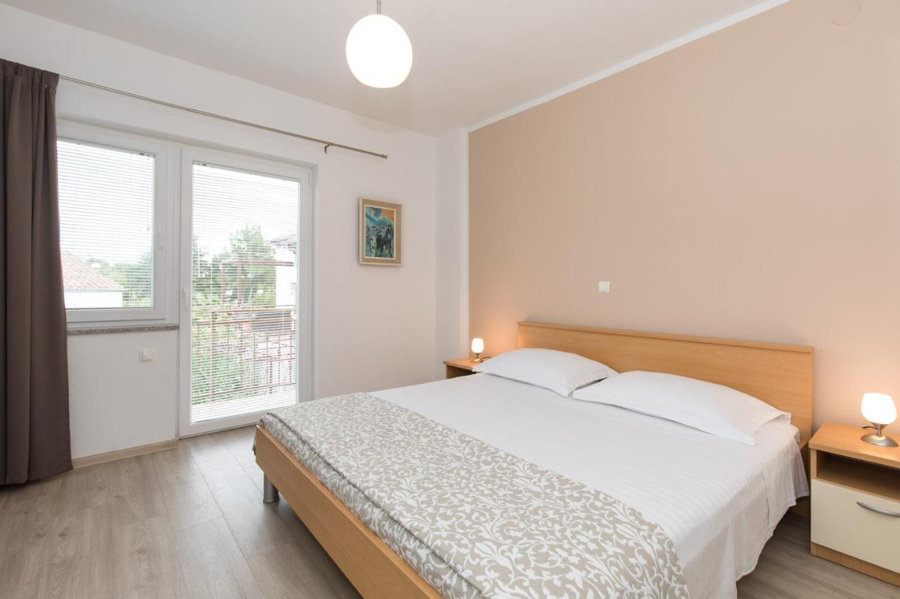 Apartmani Laura Krk Krk Town Exterior photo