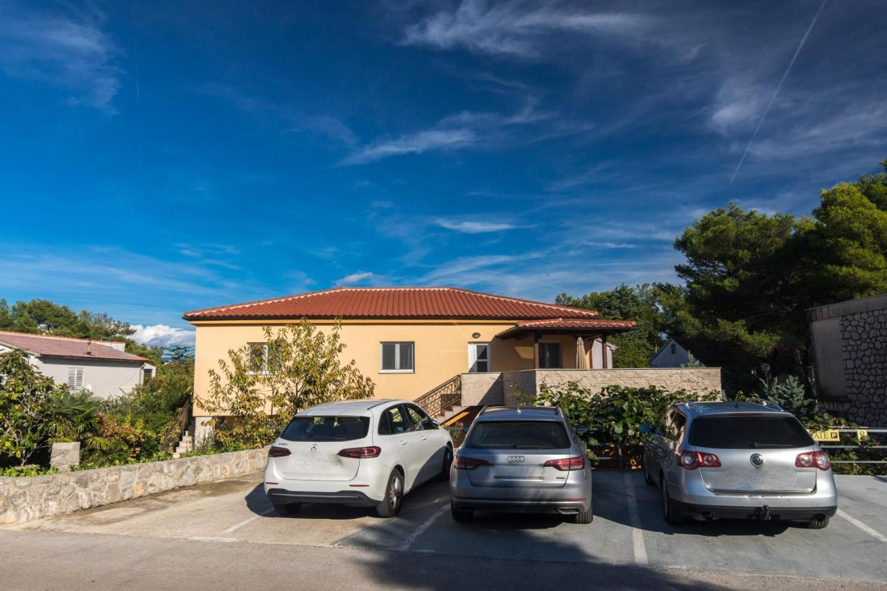 Apartmani Laura Krk Krk Town Exterior photo