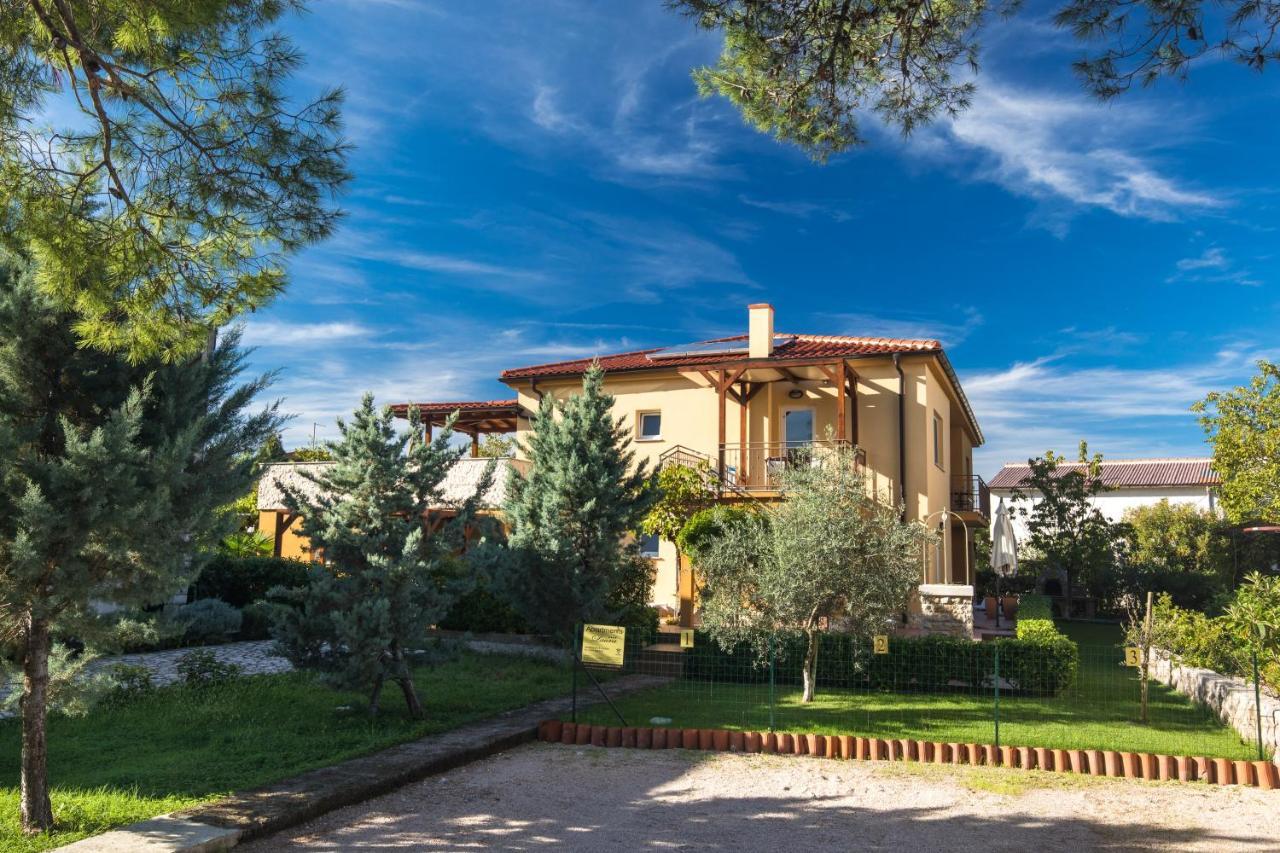 Apartmani Laura Krk Krk Town Exterior photo