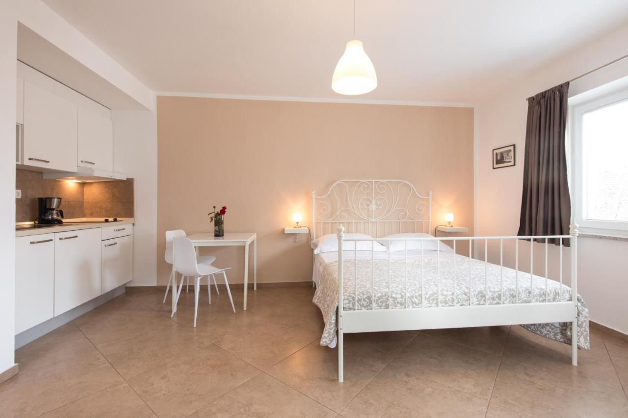 Apartmani Laura Krk Krk Town Exterior photo